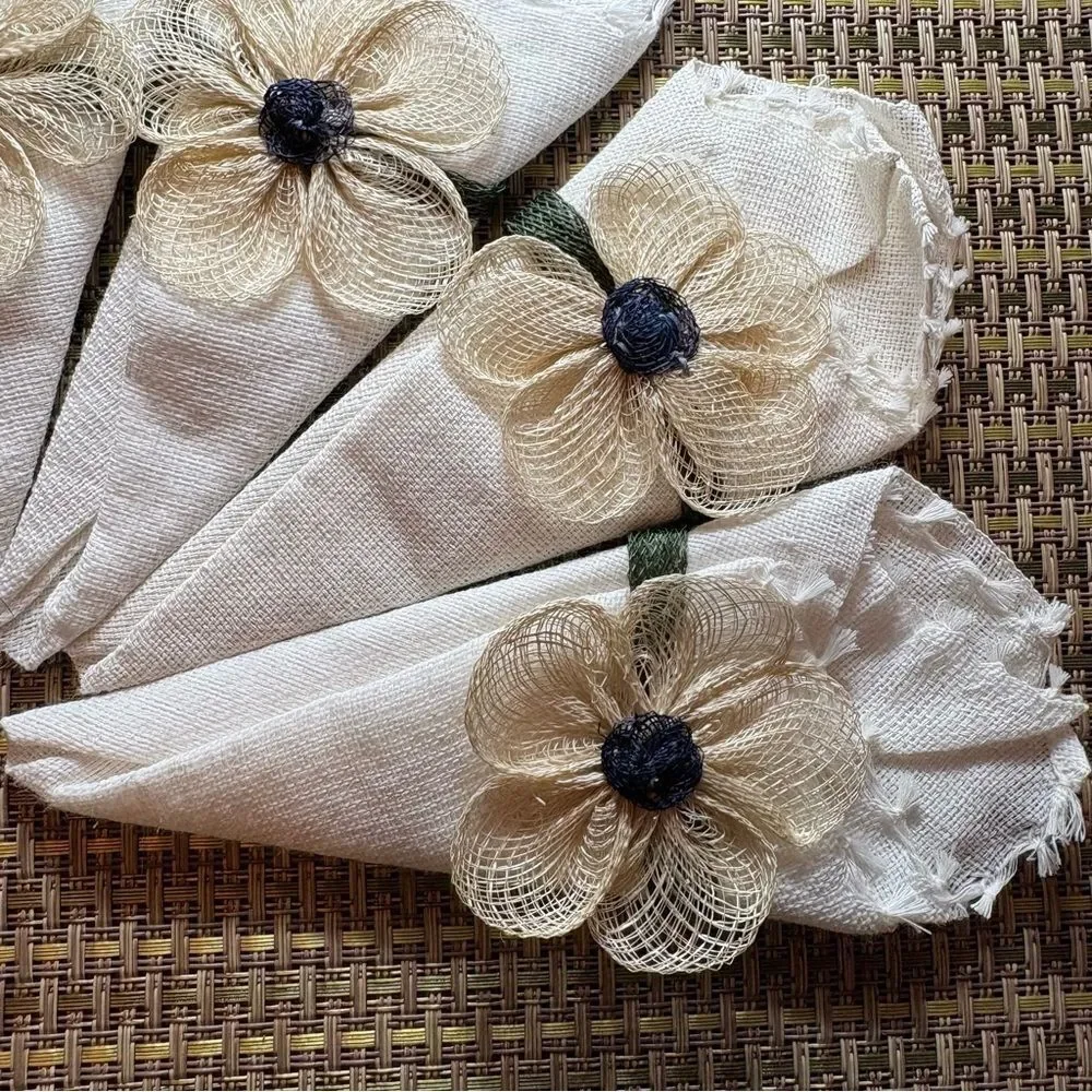 Set of 6 Cocktail Napkins with Removable Floral Napkin Rings + 1 Spare. Unused